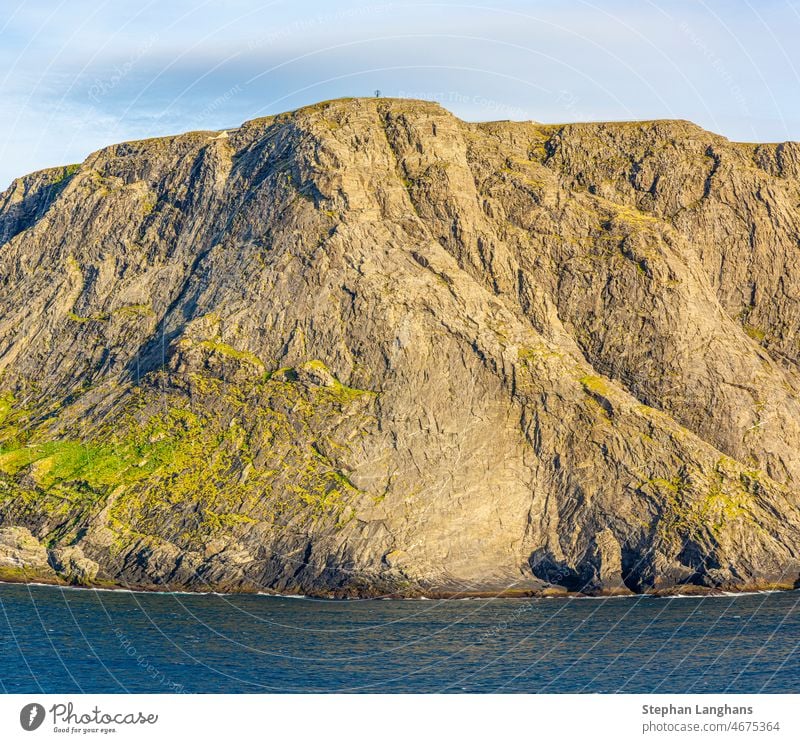 Blick auf die Klippen des Nordkaps vom Meer aus im Sommer Norwegen Kreuzfahrt Sehenswürdigkeit Interesse Küstenstreifen arktische Skandinavien Sightseeing norge