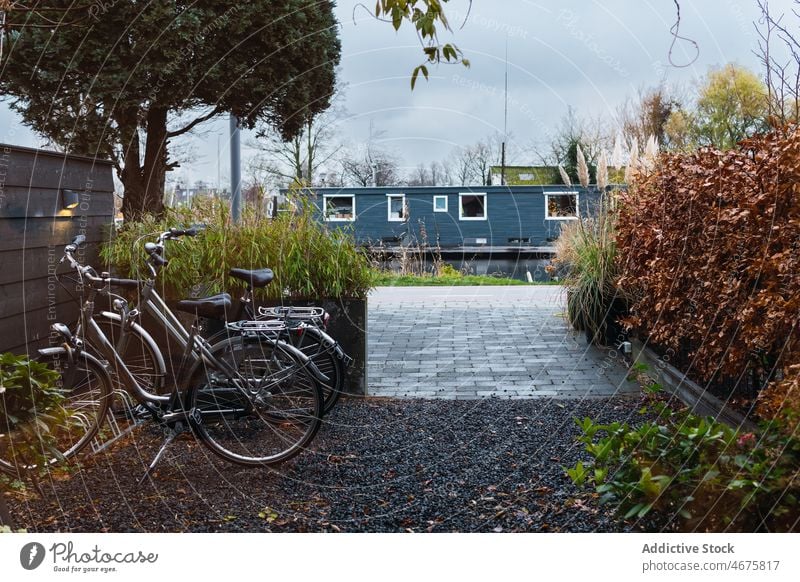 Fahrräder in der Nähe eines Hauses in einem Vorort abgestellt Fahrrad Vorstadt Hof Großstadt urban Revier geparkt Fahrzeug Herbst Straße Verkehr Architektur