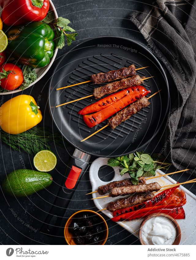 Gegrillte Spieße mit rotem Pfeffer Kebab Fleisch Paprika Grillrost Braten Küche Mahlzeit Lebensmittel Gemüse kulinarisch Tisch lecker geschmackvoll appetitlich