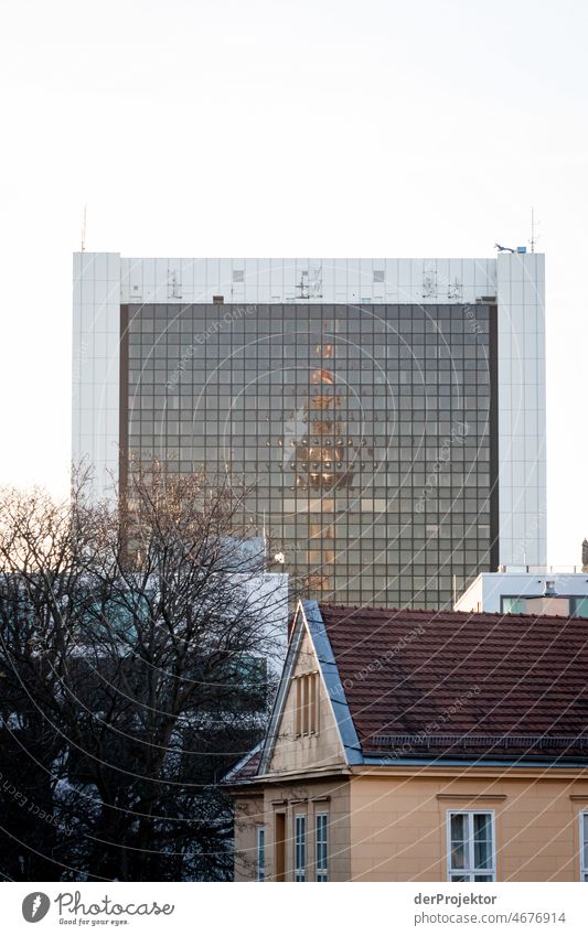 Fensterspiegelung des Fernsehturms Ausflug Tourismus Textfreiraum Mitte touristisch Stadtleben Kontrast Textfreiraum unten auf den Kopf gestellt