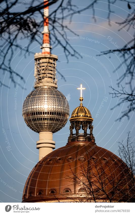 Humboldt Forum und Fernsehturm im Hintergrund II Ausflug Tourismus Textfreiraum Mitte touristisch Stadtleben Kontrast Textfreiraum unten auf den Kopf gestellt