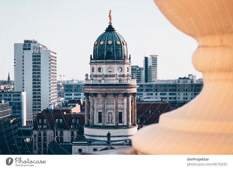 Deutscher Dom mit Stadt im Hintergrund Ausflug Tourismus Textfreiraum Mitte touristisch Stadtleben Kontrast Textfreiraum unten auf den Kopf gestellt