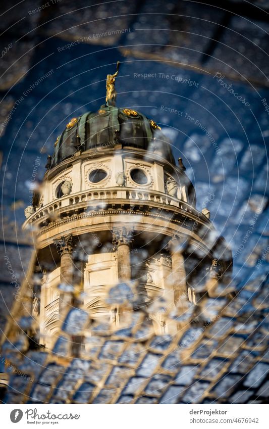 Französischer Dom in einer Pfützenspiegelung II Ausflug Tourismus Textfreiraum Mitte touristisch Stadtleben Kontrast Textfreiraum unten auf den Kopf gestellt