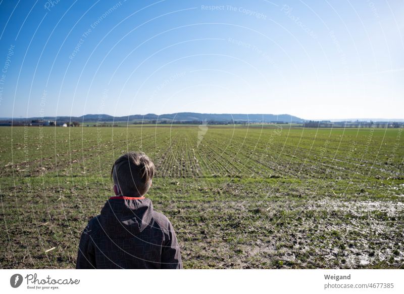 Weitblick young Jugendlicher feld Landschaft acker Landwirtschaft Beruf Schüler Frühling wachsen