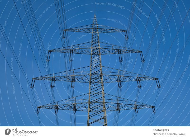 Hochspannungsmast für die Aufhängung einer elektrischen Freileitung Hochspannungsleitung Sonnenstrahlen Sonnenlicht Wolkenloser Himmel ökologisch Sauberkeit