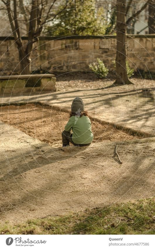 Kind allein am Spielplatz spielen Kinder Kindererziehung Konflikt Kleinkind Spielen Kindheit Kindergarten Kindheitserinnerung Einsamkeit Mobbing Bullying