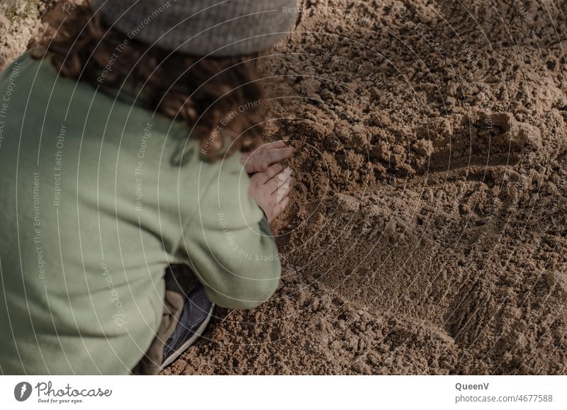 Kind spielt mit Sand Kindheit spielen Sandkasten Kinderspiel Spielplatz Spielen Kindergarten Kindheitserinnerung Freizeit & Hobby Kleinkind scharren Spaß