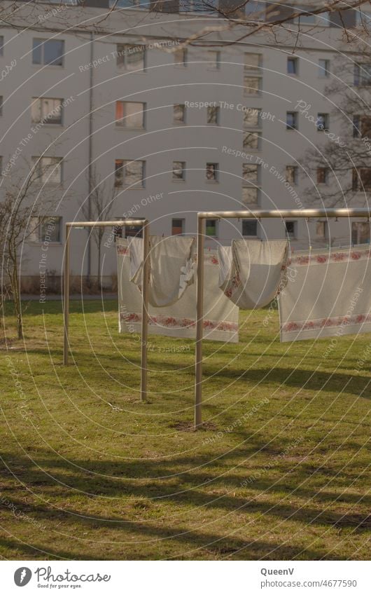 Bettwäsche im Innenhof aufgehängt Hinterhof Stadtleben trocknen trocken Sauberkeit Haushalt Wäscheleine Häusliches Leben Waschtag Wäsche waschen