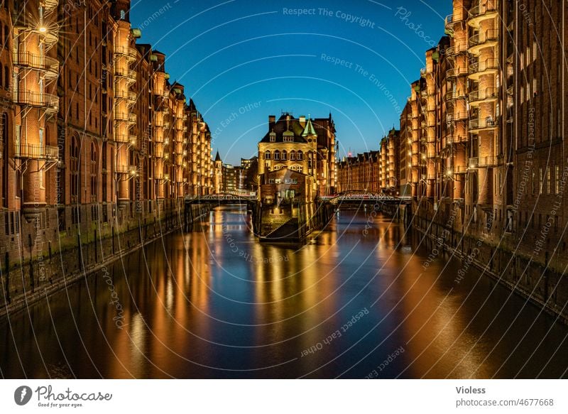 Schlösschen bleibt Schlösschen dunkel Dämmerung Weitwinkel Burg oder Schloss Brücke Nachtaufnahme Alte Speicherstadt Hamburger Hafen Wasserschloss Bridge