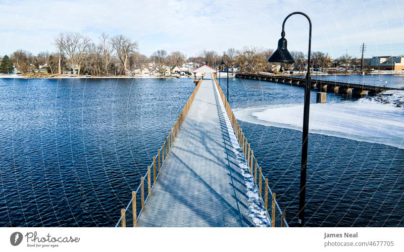 Öffentlicher Steg über vereiste Gewässer Oberfläche Landschaft Brücke Pier Wasser Winter Tag eisig Himmel neenah Stütze Wolken Fluss Stadtleben urban