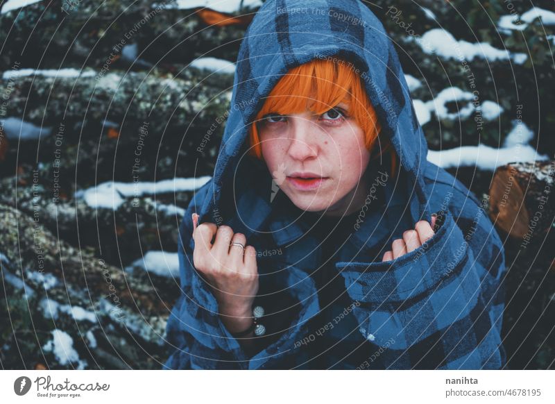 Rothaariges androgynes Modell in einer Winterszene Menschen Teenager queer nicht-binär jung Jugend kalt Kapuze Kapuzenpulli Rotschopf warm Wärme thinkg allein