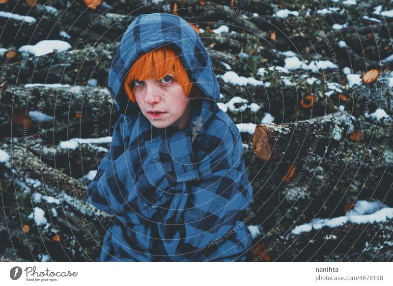 Rothaariges androgynes Modell in einer Winterszene Menschen Teenager queer nicht-binär jung Jugend kalt Kapuze Kapuzenpulli Rotschopf warm Wärme thinkg allein