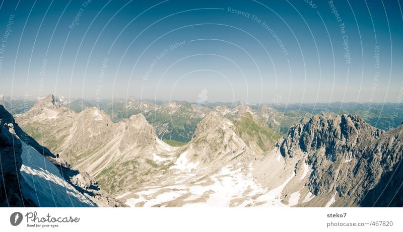 Wanderer-Suchbild Berge u. Gebirge wandern Wolkenloser Himmel Mond Schönes Wetter Alpen anstrengen Einsamkeit Freiheit Horizont Ferne Gipfel Bergkette Farbfoto