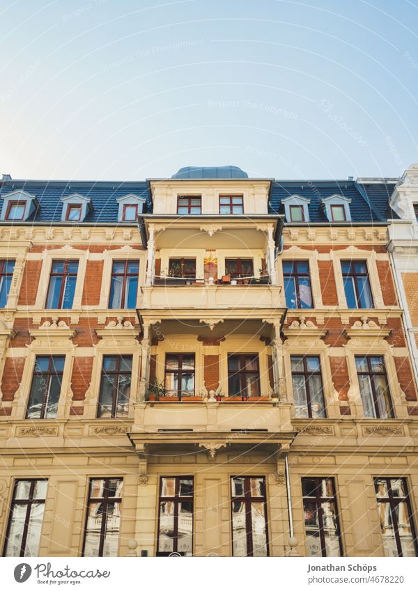 Fassade Altbau in Görlitz haus wohnen teuer Wohnraum sonnig Tourismus Stadt Altstadt Altstadthaus Fenster Haus Architektur Gebäude alt Außenaufnahme Bauwerk