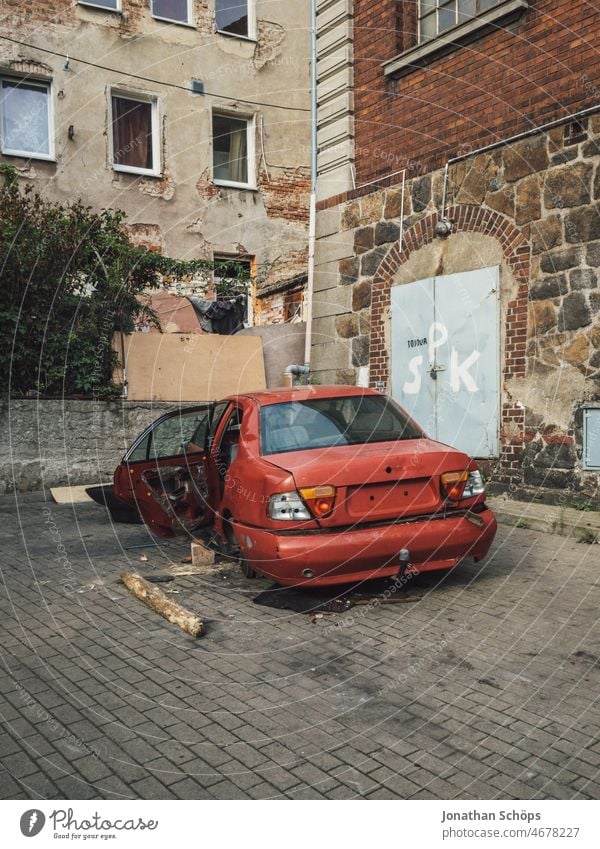 Die Zukunft der Verbrenner Autos — ach wär sie doch schon da PKW defekt Schrott schrottreif Vergänglichkeit Fahrzeug kaputt Autowrack Außenaufnahme