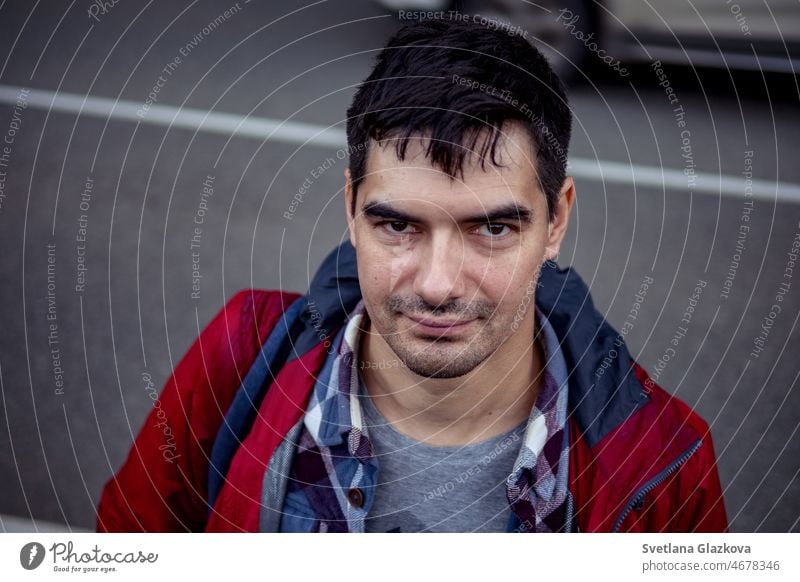 Close up Porträt Traveler brunette Mann mit Rucksack und rote Jacke Wandern durch die Natur männlich Person reisen Abenteuer im Freien Tourist Ausflug