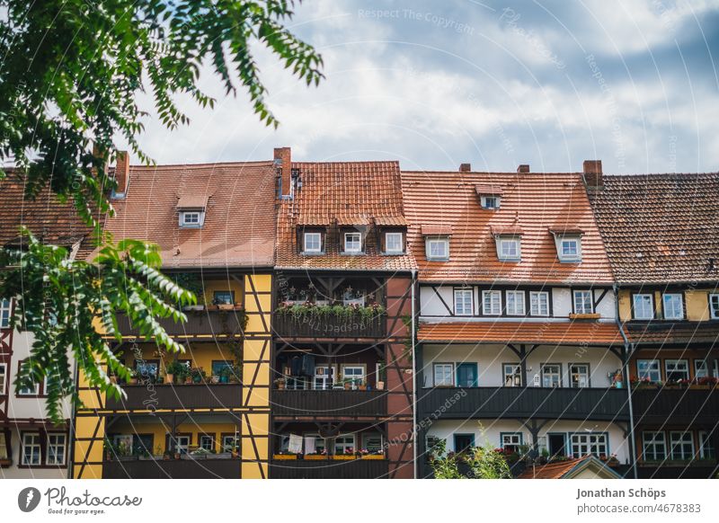 Häuser auf der Krämerbrücke in Erfurt Thüringen Außenaufnahme Farbfoto Licht Tag Menschenleer Tourismus Brücke Altstadt Sehenswürdigkeit Wahrzeichen