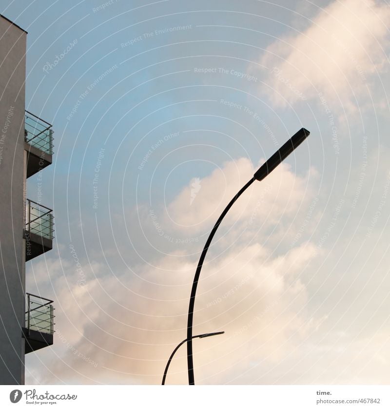 und abends mit Beleuchtung ... Himmel Wolken Schönes Wetter Hochhaus Straßenbeleuchtung Laternenpfahl Mauer Wand Balkon elegant dünn Stadt Neugier Überraschung