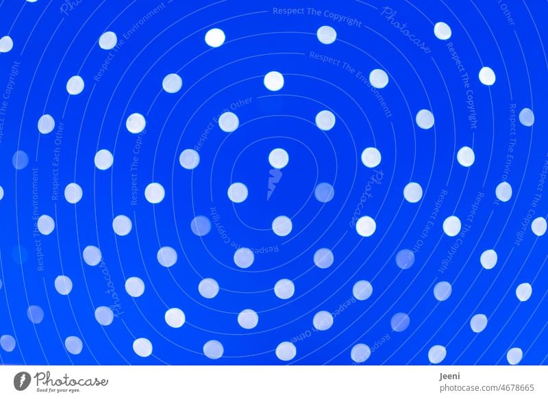 Blaue Wand und viele helle Lichtpunkte blau Hintergrund Hintergrundbild leuchten Strukturen & Formen Punkt Unschärfe abstrakt gepunktet Muster Kreis Berlin