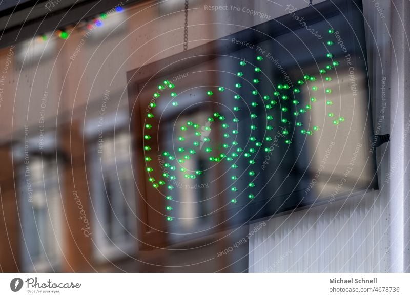 Geöffnet leuchtschrift geöffnet offen leuchten grün Eingang Spiegelung