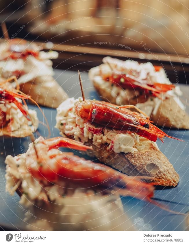 Verschiedene Canapes aus Brot mit Krabben, Schinken und Gemüse Appetit & Hunger Amuse-Gueule Ordnung Festessen Büffet Appetithäppchen Kanapees Catering Käse