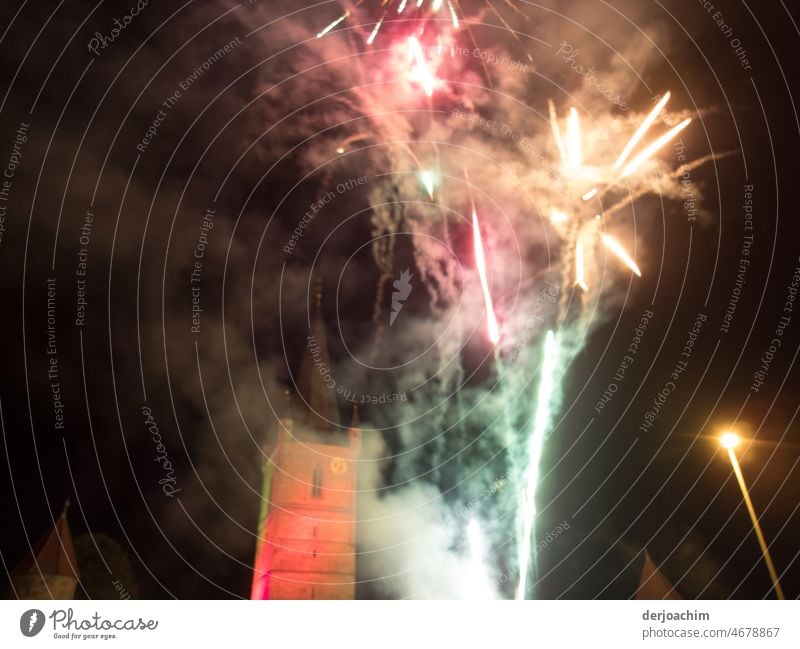 # 1100 # Feuerwerk - Alles wird gezündet, was blitzt und kracht. Der Himmel ist von den Rauchwolken verdunkelt.  Im Hintergrund steht der Turm und ist kaum noch zu erkennen.