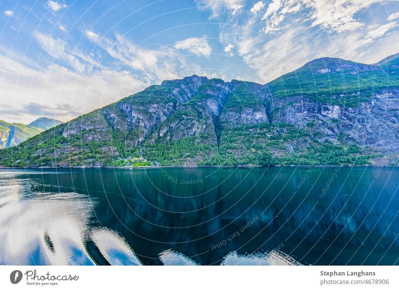 Impression vom Kreuzfahrtschiff auf dem Weg durch den Geirangerfjord in Norwegen bei Sonnenaufgang im Sommer Sieben Schwestern Wasserfall Morgen Ansicht MEER