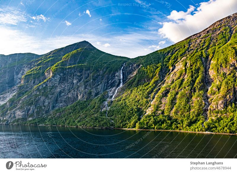 Impression vom Kreuzfahrtschiff auf dem Weg durch den Geirangerfjord in Norwegen bei Sonnenaufgang im Sommer Sieben Schwestern Wasserfall Morgen Ansicht MEER