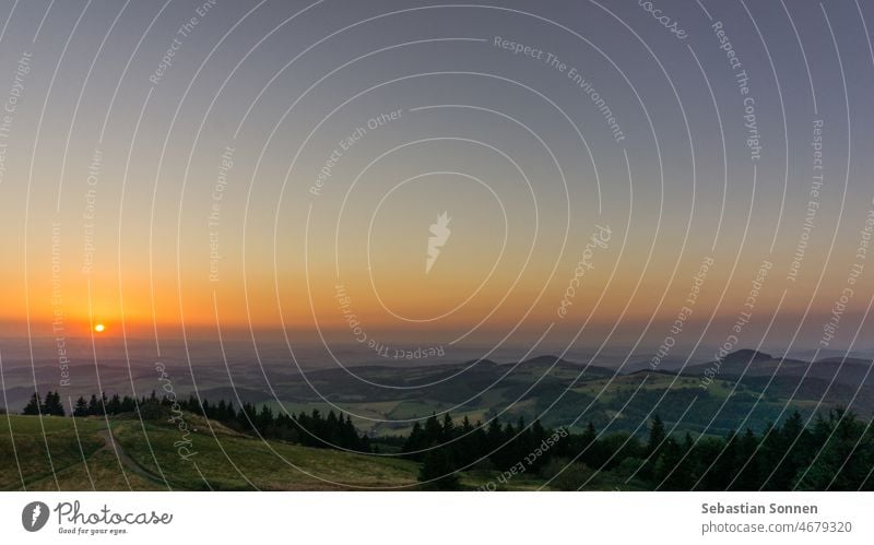 Sonnenuntergang von der Wasserkuppe, dem höchsten Punkt des Röhngebirges bei klarem Himmel, Deutschland Landschaft Hügel Wiese Berge u. Gebirge ländlich grün