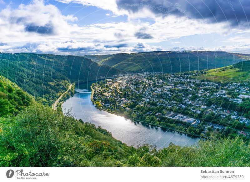 Mosellandschaft mit Traben-Trabach bei Trier, Deutschland Fluss Wein reisen Landschaft Tourismus grün blau Ansicht Himmel Weinberg Ackerbau Natur Wanderung