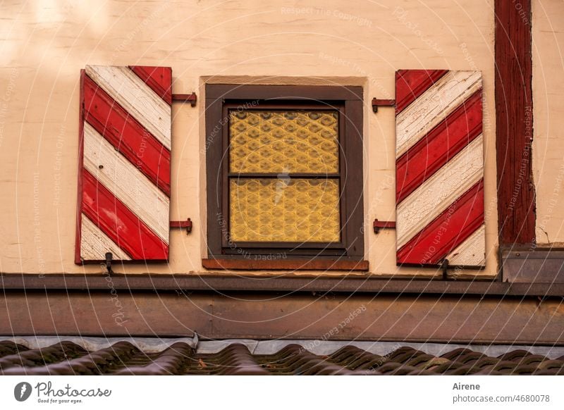 Windows, mittelalte Version Fenster geschlossen Fassade Holz Fensterladen Bauwerk Gebäude einfach Sicherheit Schutz Haus Altbau Vergangenheit blickdicht