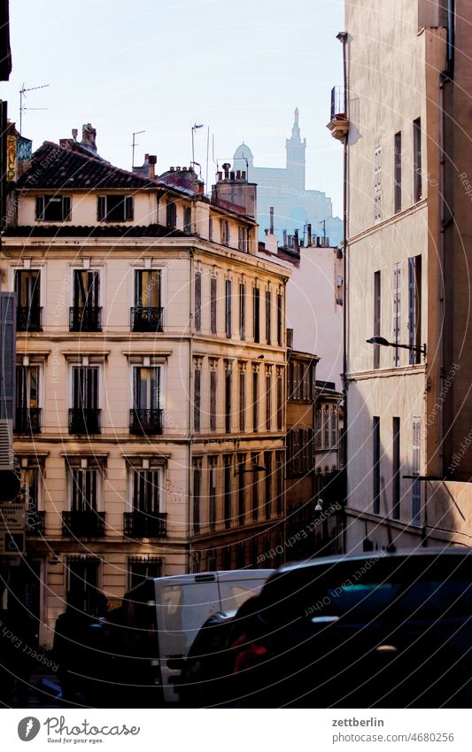 Marseille / Altstadt mit Notre Dame de la Garde im Hintergrund alt altstadt ferien frankreich historisch marseille mittelalter mittelmeer provence reise sonne