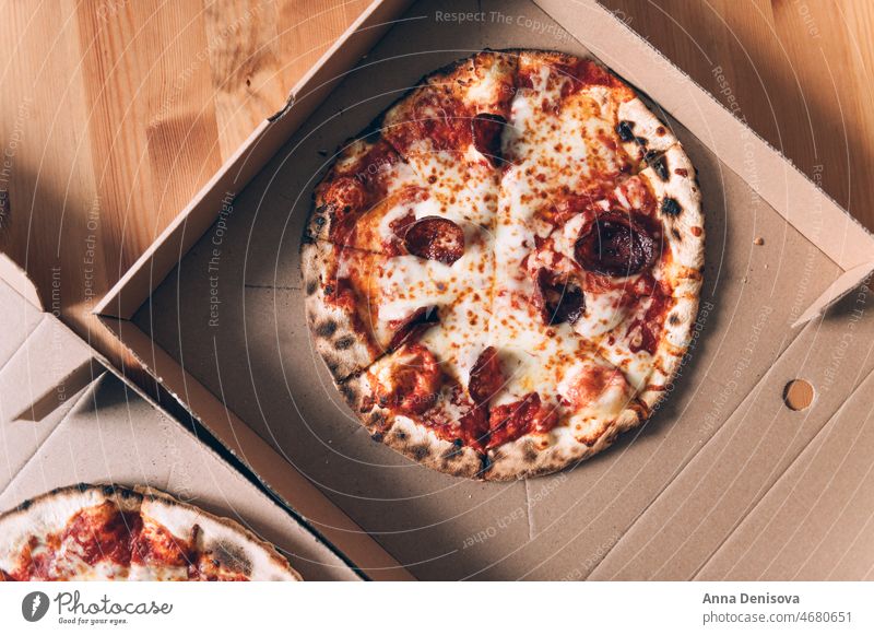 Pizzen zum Mitnehmen Pizza Lebensmittel Mahlzeit gebacken Kasten heimwärts geliefert wegnehmen Familie Snack Teigwaren Italienisch Mittagessen Tomaten gekocht