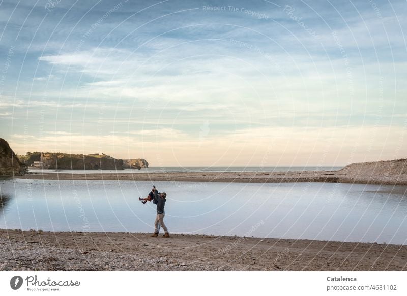 Am Strand, Eltern mit Kleinkind haben Spaß Personen Natur Landschaft Meer Wellen Sand Horizont Himmel Wolken ruhig Wasser Küste Ferien & Urlaub & Reisen