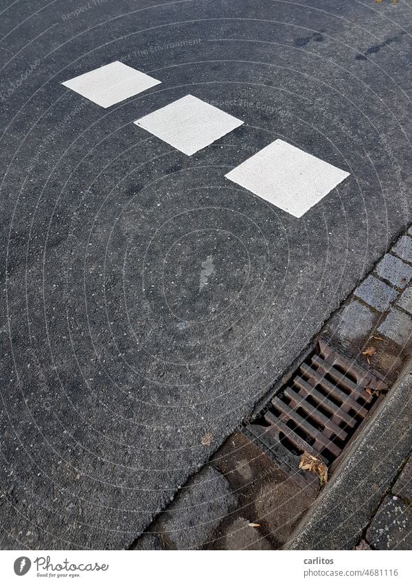 Drei Quadrate auf der Straße Markierung Vorfahrt Verkehr Verkehrsregelung Verkehrswege Schilder & Markierungen Straßenverkehr Wege & Pfade Asphalt Gulli Ablauf