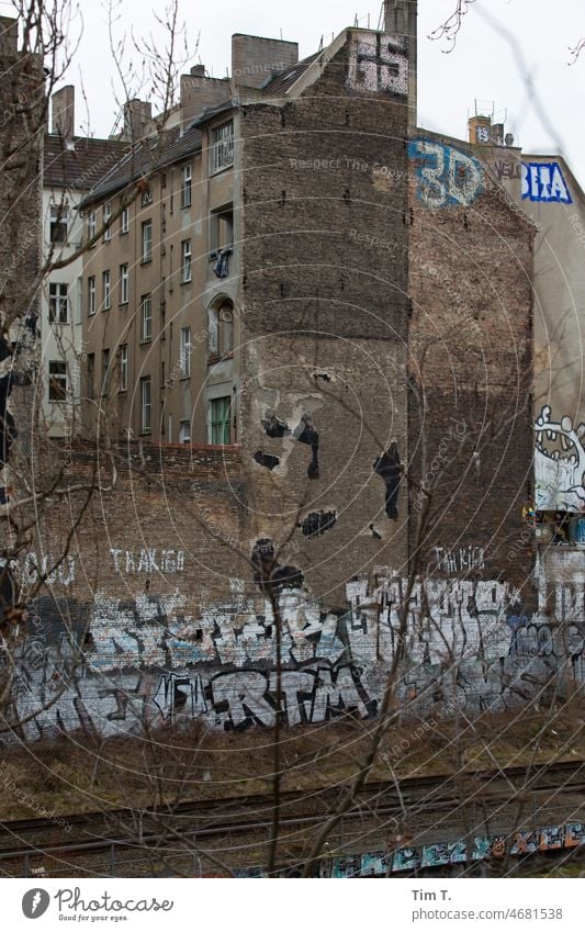 Blick über Gleise auf eine alte Fassade und in einem Hinterhof Berlin Prenzlauer Berg Winter Altbau Stadt Stadtzentrum Menschenleer Hauptstadt Altstadt