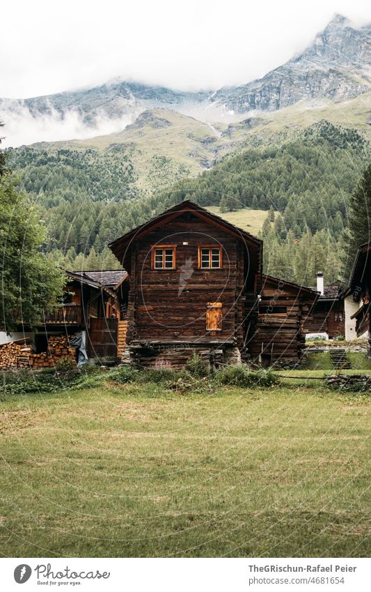 Chalet vor Bergen Berge u. Gebirge Schweiz grün Wiese Wald Alpen wallis Holzhütte Holzhaus