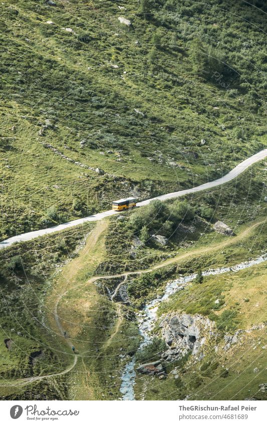 Bus auf Strasse Postauto Schweiz Straße grün Schweizer Alpen Bach