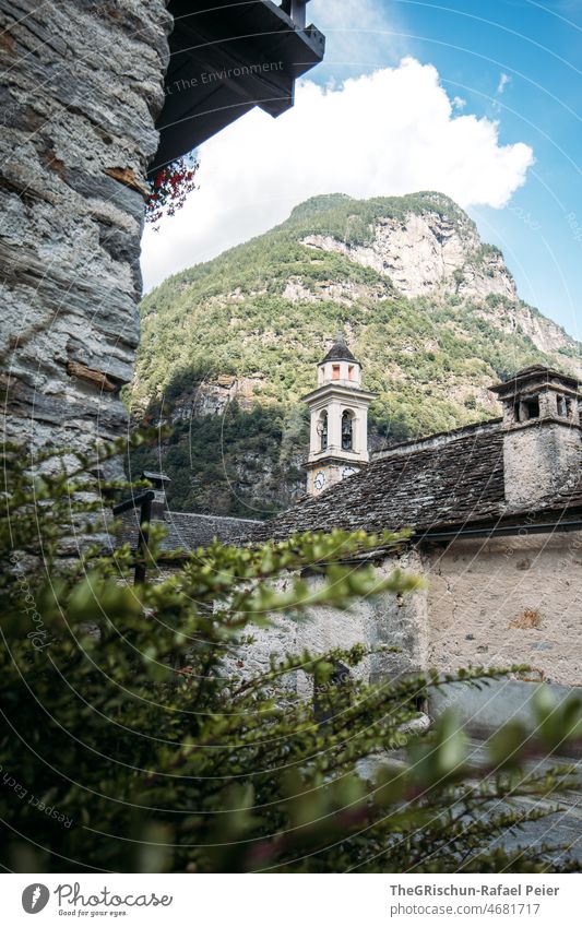 Kirchenturm und alte Häuser vor Berg Dorf Tessin steinhaus Dach Kamin Berge u. Gebirge Wolken Fassade