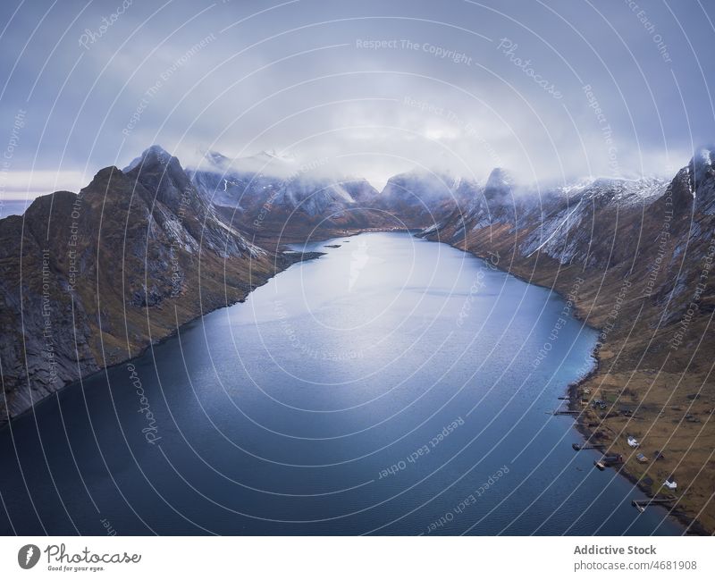 Gebirgiges Gelände in Meeresnähe in Norwegen Insel MEER Berge u. Gebirge Natur Himmel wolkig Landschaft Umwelt Formation felsig Wasser Meereslandschaft