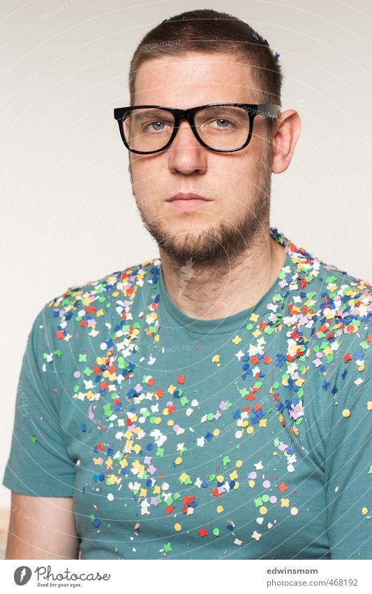 Portrait. Mann. Nerdbrille. maskulin Erwachsene Haare & Frisuren Bart 1 Mensch 30-45 Jahre T-Shirt Brille nerdig Dreitagebart Kitsch Krimskrams Konfetti Blick