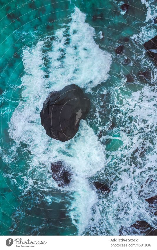 Meeresküste mit Wellen, die gegen felsige Klippen schlagen winken Wasser Unwetter Kraft Absturz platschen Bewegung bedeckt Küste Felsen Ufer Stein