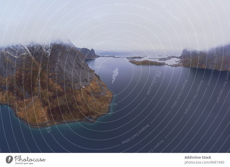 Gebirgiges Gelände in Meeresnähe in Norwegen Insel MEER Berge u. Gebirge Natur Himmel wolkig Landschaft Umwelt Formation felsig Wasser Meereslandschaft