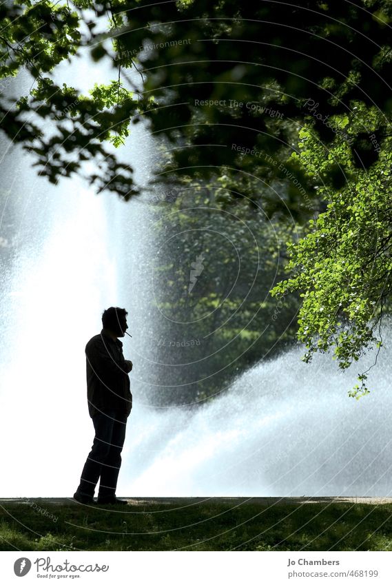 Mann raucht Seite Erholung Freizeit & Hobby Garten Erwachsene Park warten Rauchen Zigarette Tabak Springbrunnen hintergrundbeleuchtet Wasser R&R ruhen