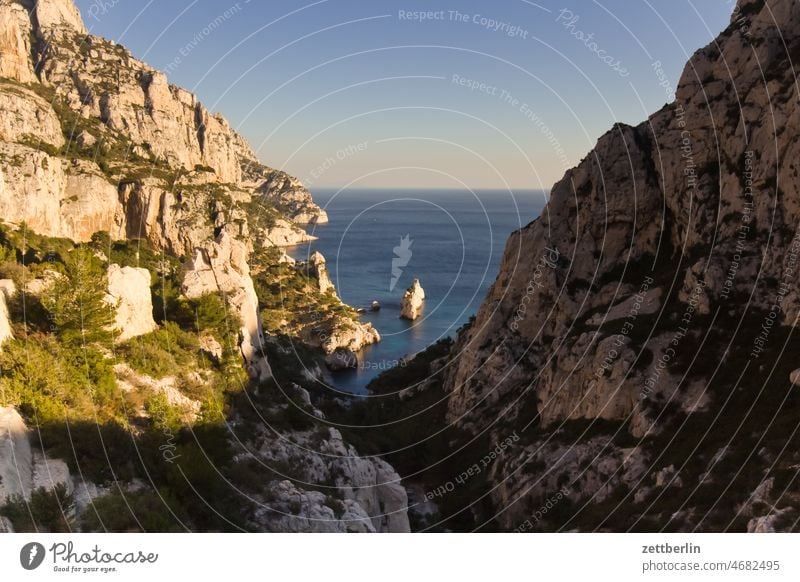 Marseille / Calanque du Sugiton mit Mittelmeer calanque ferien frankreich historisch kalkstein landschaft marseille mittelmeer provence reise sonne stimmung