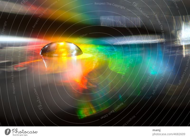 Wassertropfen in knallbuntem Ambiente regenbogenfarben knallig Reflexion & Spiegelung Licht Farbrausch rein Reinheit Klarheit Experiment Einsamkeit farbenfroh