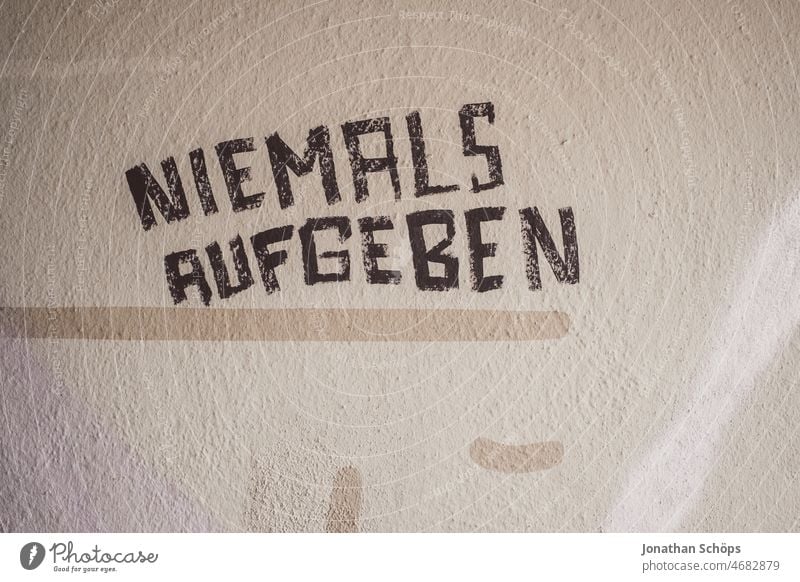 Niemals aufgeben nie niemals Aufgabe Motivation Motivationsspruch Kraft Gefühle Erfolg Mut Farbfoto nicht aufgeben Leben Traurigkeit Mutig Ziel zielstrebig Wand