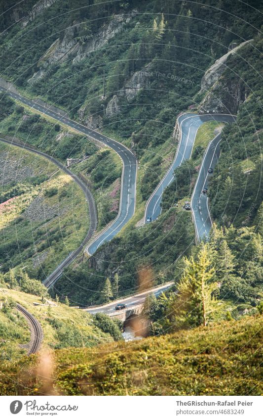 Alpenstrasse mit Spitzkehren alpenpass Aussicht Straße Bauwerk steil Wald Gebirge Furkapass