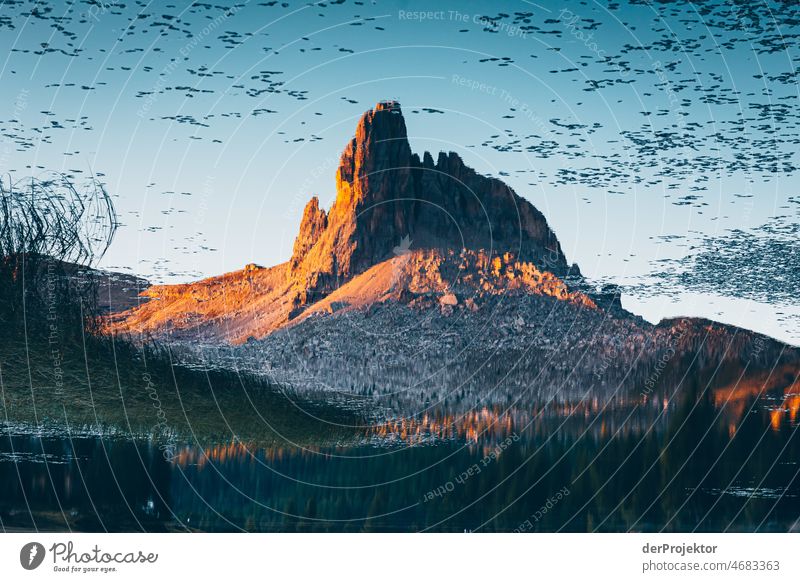 Upside down: Sonnenaufgang mit Spiegelung im See in den Dolomiten Alpensee Naturwunder Wandertag Naturerlebnis Begeisterung Gipfel Freude Naturschutzgebiet