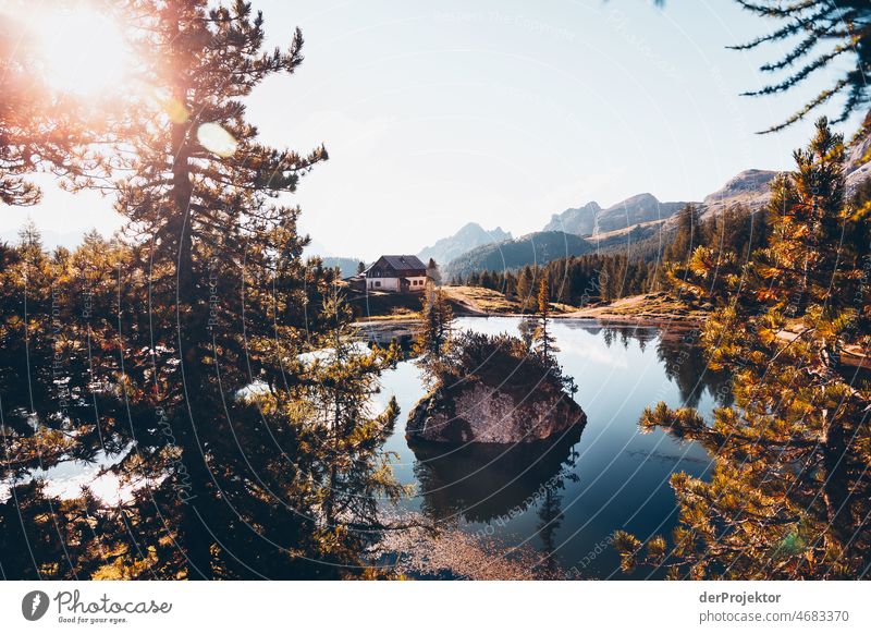 Sonnenaufgang an einer Wanderhütte in den Dolomiten Alpensee Naturwunder Wandertag Naturerlebnis Begeisterung Gipfel Freude Naturschutzgebiet Südtirol Felsen